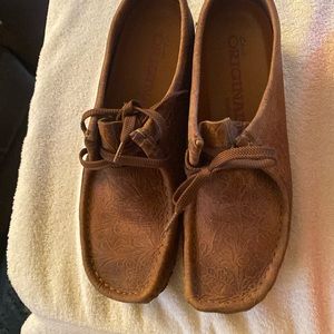 Women’s Clark’s wallabies chestnut color Paisley print they werelimited edition